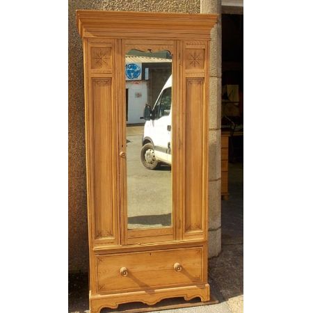 Antike Kiefern Kommode und Kiefer Schrank aus Weichholz ca 19. Jahrhundert