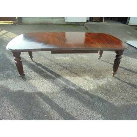 Esstisch aus Mahagoni, zum ausziehen für bis zu 10 Personen