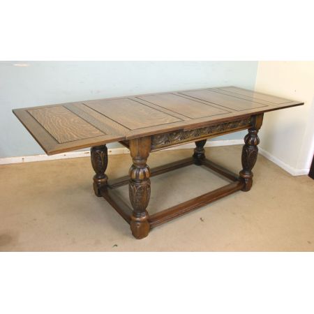 Großer ausziehbarer Esstisch aus massivem Eichenholz