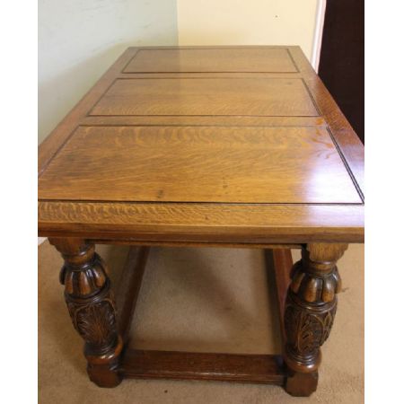 Großer ausziehbarer Esstisch aus massivem Eichenholz