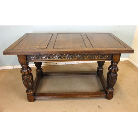 Großer ausziehbarer Esstisch aus massivem Eichenholz