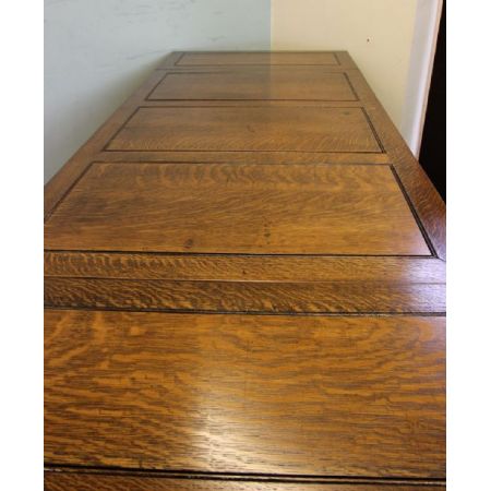 Großer ausziehbarer Esstisch aus massivem Eichenholz