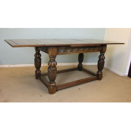 Großer ausziehbarer Esstisch aus massivem Eichenholz