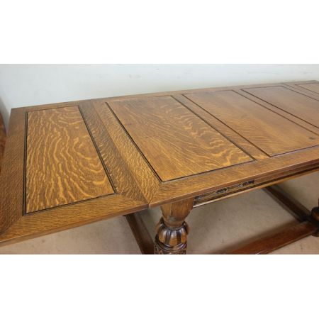 Großer ausziehbarer Esstisch aus massivem Eichenholz