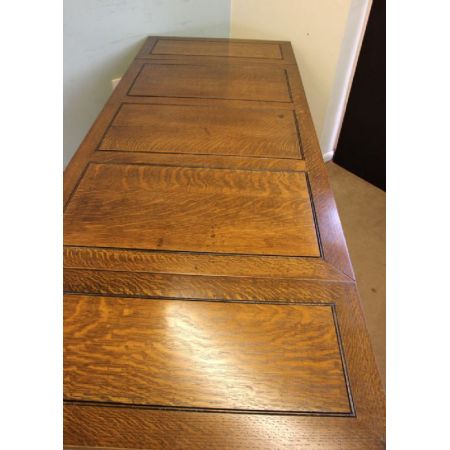 Großer ausziehbarer Esstisch aus massivem Eichenholz