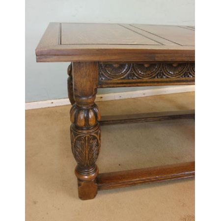 Großer ausziehbarer Esstisch aus massivem Eichenholz