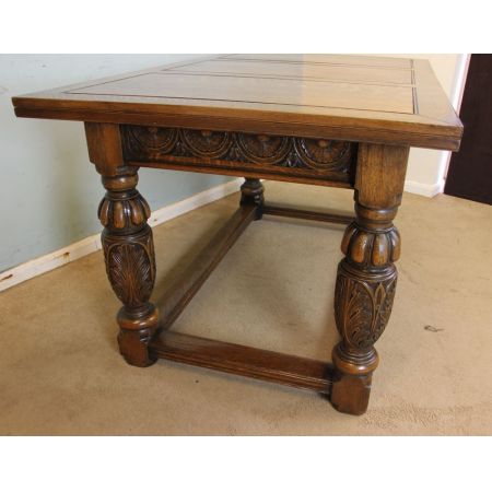 Großer ausziehbarer Esstisch aus massivem Eichenholz