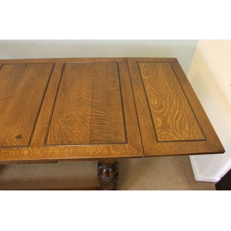 Großer ausziehbarer Esstisch aus massivem Eichenholz