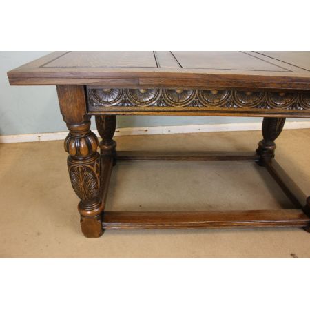 Großer ausziehbarer Esstisch aus massivem Eichenholz