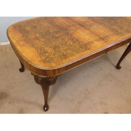 Ausziehbarer Esstisch im Queen Anne Stil 