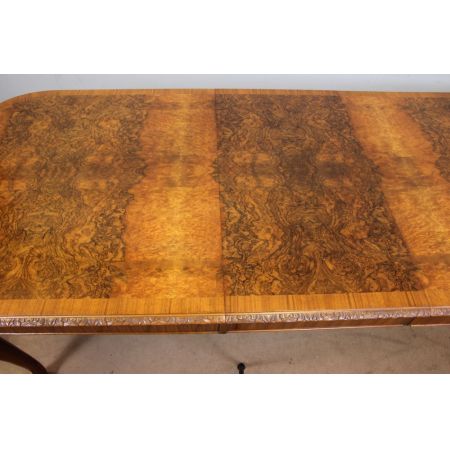 Ausziehbarer Esstisch im Queen Anne Stil 