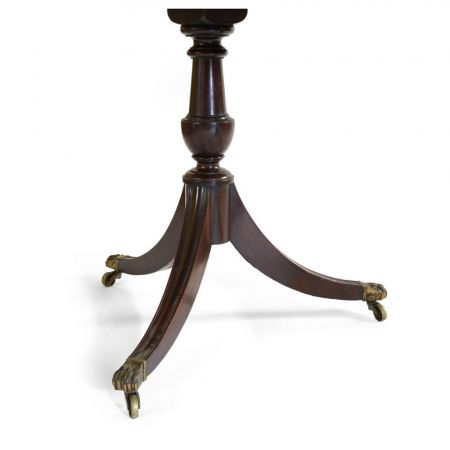 Ein Paar Mahagoni Tische in D-Form