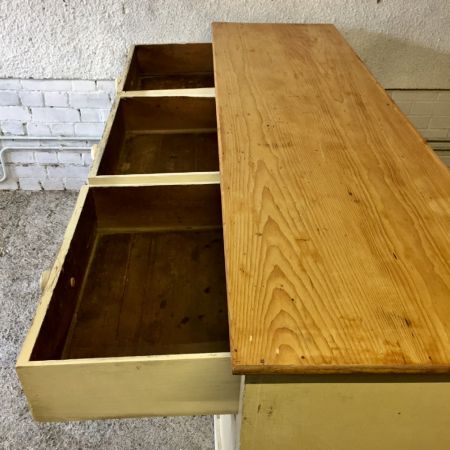 Viktorianische Kiefernkommode mit 3 Schubladen über einem Paar Schranktüren