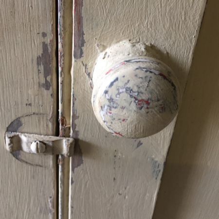 Viktorianische Kiefernkommode mit 3 Schubladen über einem Paar Schranktüren