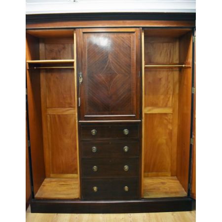 Edwardian Mahagoni dreitüriger Kleiderschrank