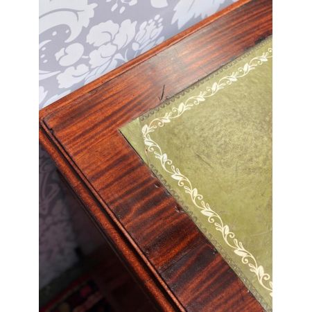 Sockel Schreibtisch mit viktorianischem Leder in großartiger Qualität