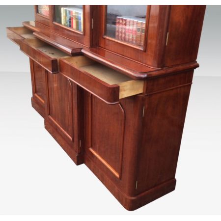 Großes, dreitüriges Bücherregal aus antikem Mahagoni