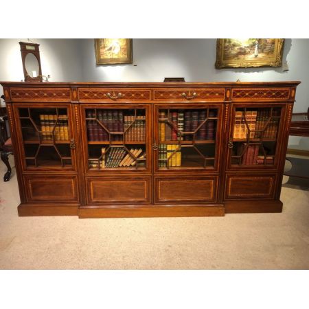 Hochwertiges Bücherregal mit Mahagoni-Intarsien