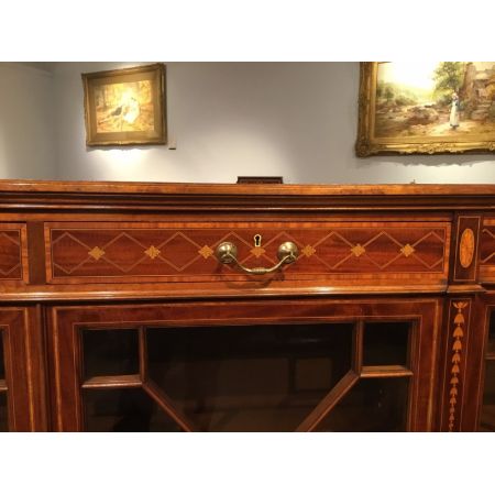 Hochwertiges Bücherregal mit Mahagoni-Intarsien