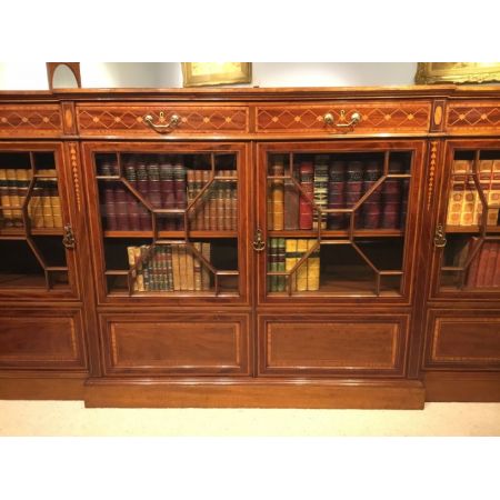 Hochwertiges Bücherregal mit Mahagoni-Intarsien