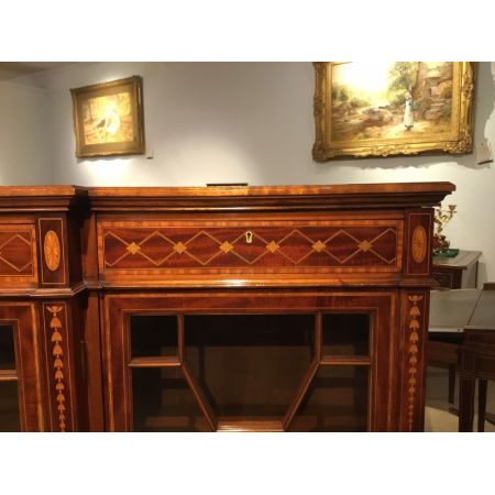 Hochwertiges Bücherregal mit Mahagoni-Intarsien