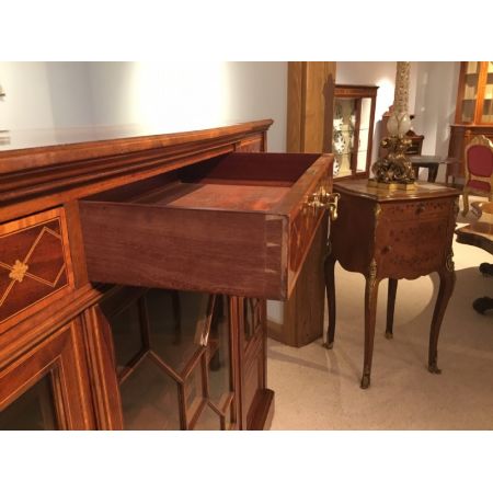 Hochwertiges Bücherregal mit Mahagoni-Intarsien