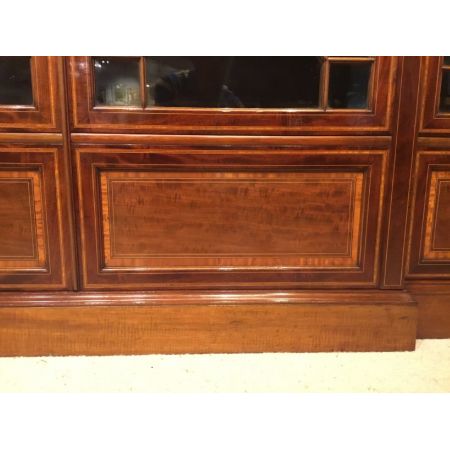 Hochwertiges Bücherregal mit Mahagoni-Intarsien