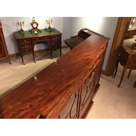 Hochwertiges Bücherregal mit Mahagoni-Intarsien