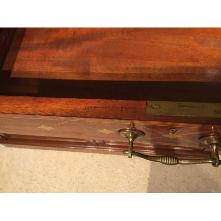 Hochwertiges Bücherregal mit Mahagoni-Intarsien