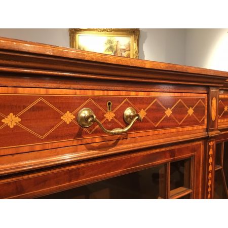 Hochwertiges Bücherregal mit Mahagoni-Intarsien