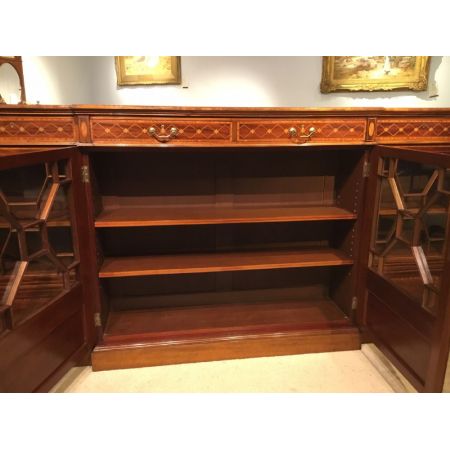 Hochwertiges Bücherregal mit Mahagoni-Intarsien