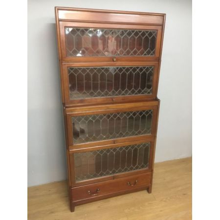 Bücherregal mit vier hohen Barristern und Bleiglastüren