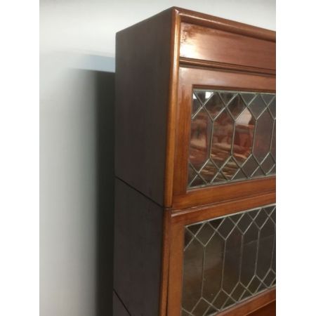 Bücherregal mit vier hohen Barristern und Bleiglastüren