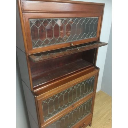 Bücherregal mit vier hohen Barristern und Bleiglastüren