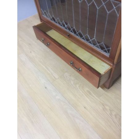 Bücherregal mit vier hohen Barristern und Bleiglastüren