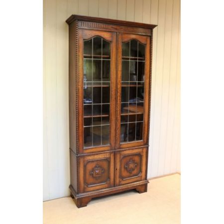 Hohes Bücherregal aus Eiche