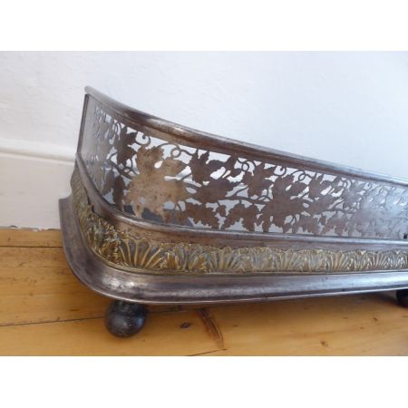 Stahl Fender im Regency Stil 