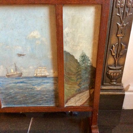 Mahagonifeuerschutz mit vier Ölgemälden