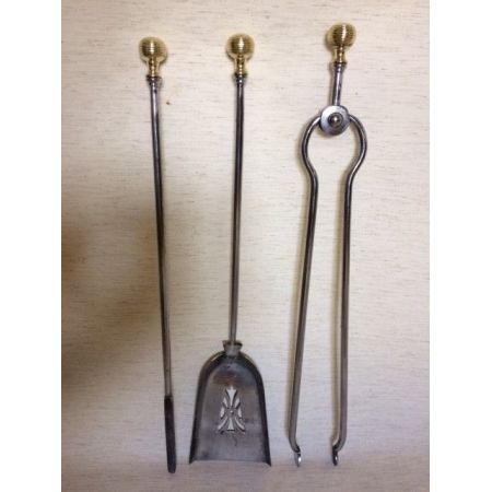 Set aus Stahl- und Messingfeuereisen