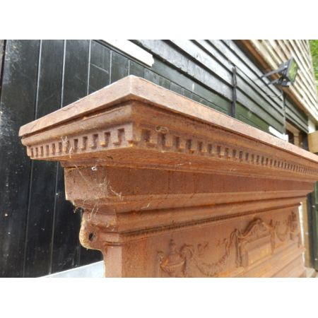 Gusseiserner Feuerschutz