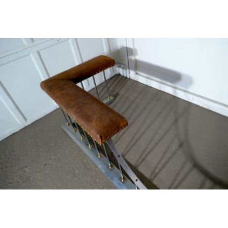 270cm langer Art Deco Club Fender aus poliertem Stahl und Leder