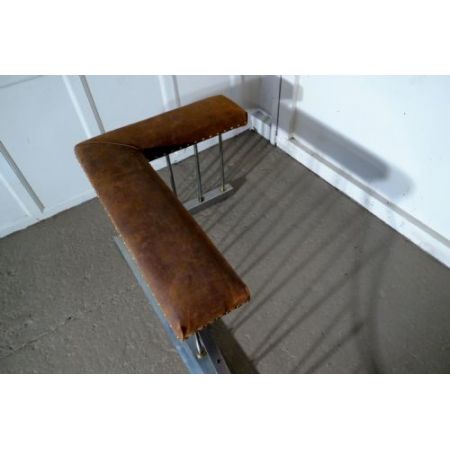 270cm langer Art Deco Club Fender aus poliertem Stahl und Leder