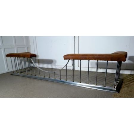 270cm langer Art Deco Club Fender aus poliertem Stahl und Leder