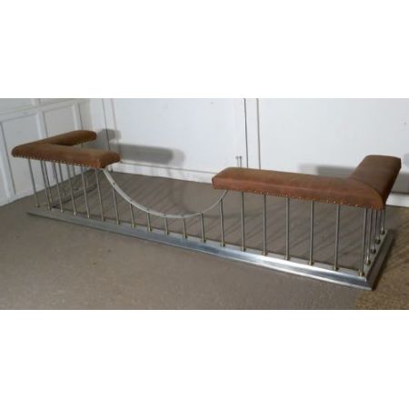 270cm langer Art Deco Club Fender aus poliertem Stahl und Leder