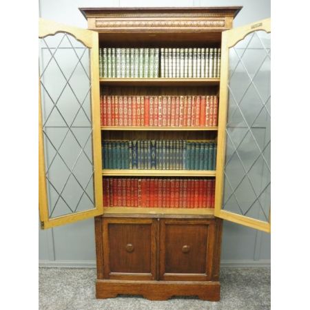 Eichenbücherschrank mit Bleiglastüren