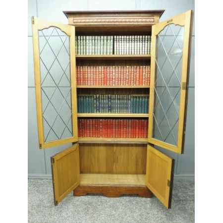 Eichenbücherschrank mit Bleiglastüren