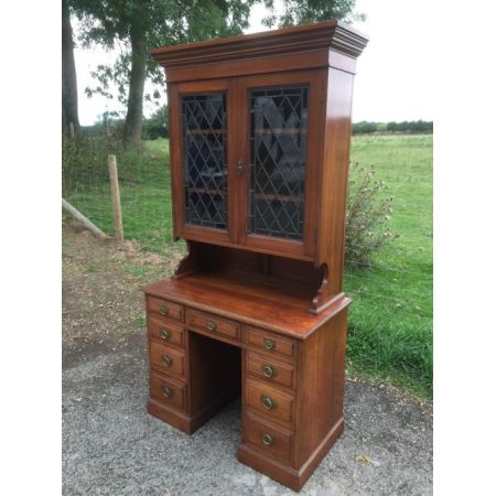  Antiker Schreibtisch und Bücherregal, massiv  Nussbaum. Ende 19. Jahrhunderts