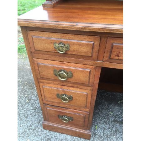  Antiker Schreibtisch und Bücherregal, massiv  Nussbaum. Ende 19. Jahrhunderts