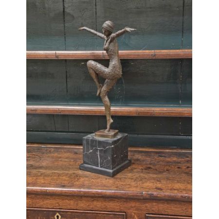 Antike Dekofigur einer Tänzerin. Art Deco 