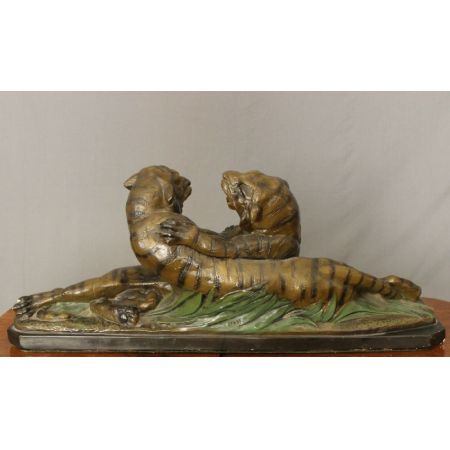 Antike viktorianische Skulptur zweier Kampftiger. Viktorianischer Stil.